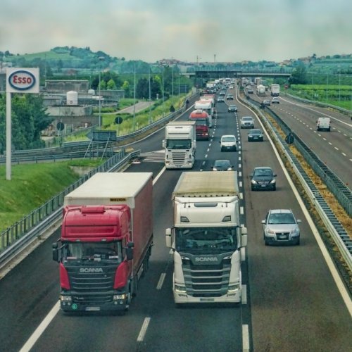 EU legt Kohlenstoffdioxid-Ausstoß für Lkw und Busse fest