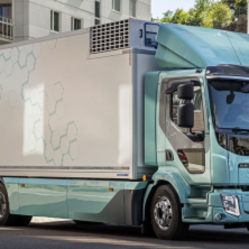 Volvo Trucks liefert erste Elektro-Lkw an Kunden aus